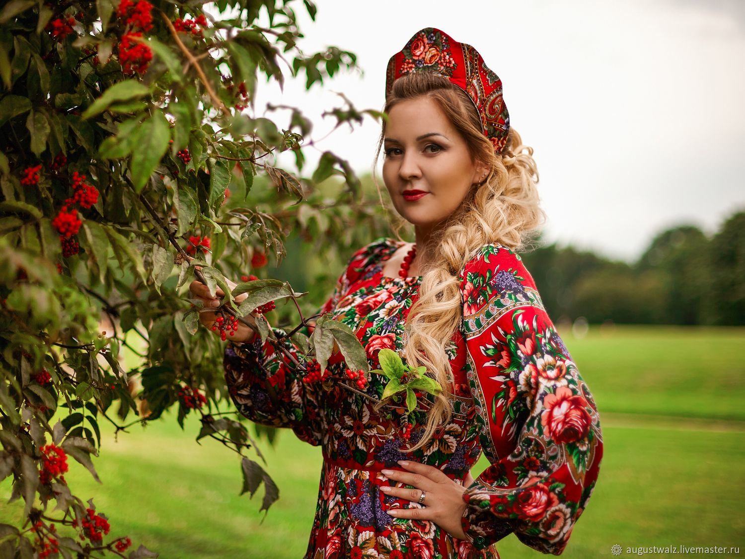 Women in Slavic costumes in Kazan